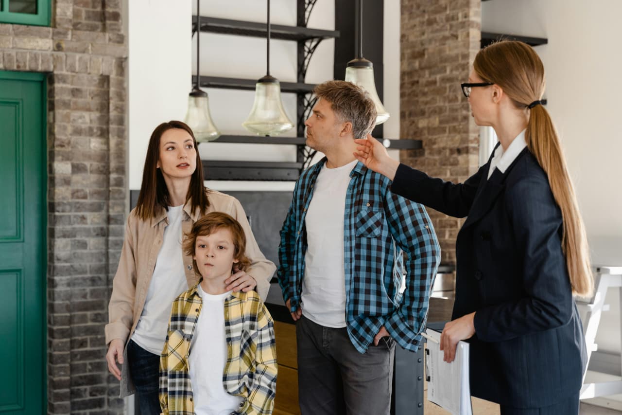 Family meeting with home buyer